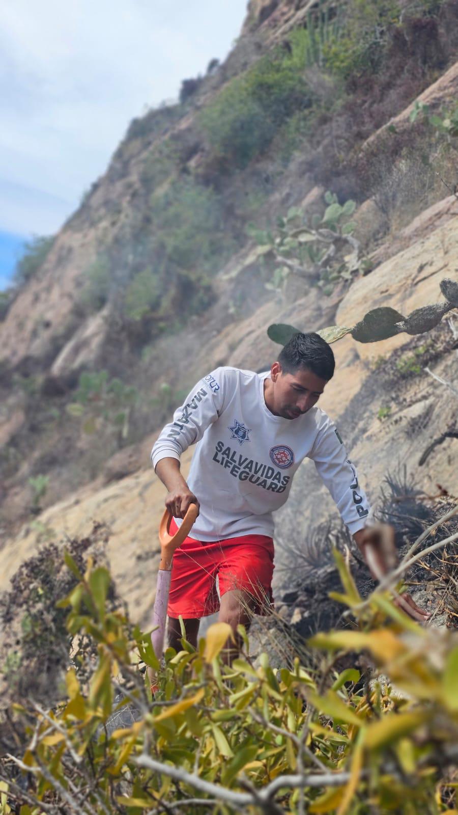 $!Moviliza a Protección Civil y Bomberos incendio en la cima del cerro del Crestón en Mazatlán