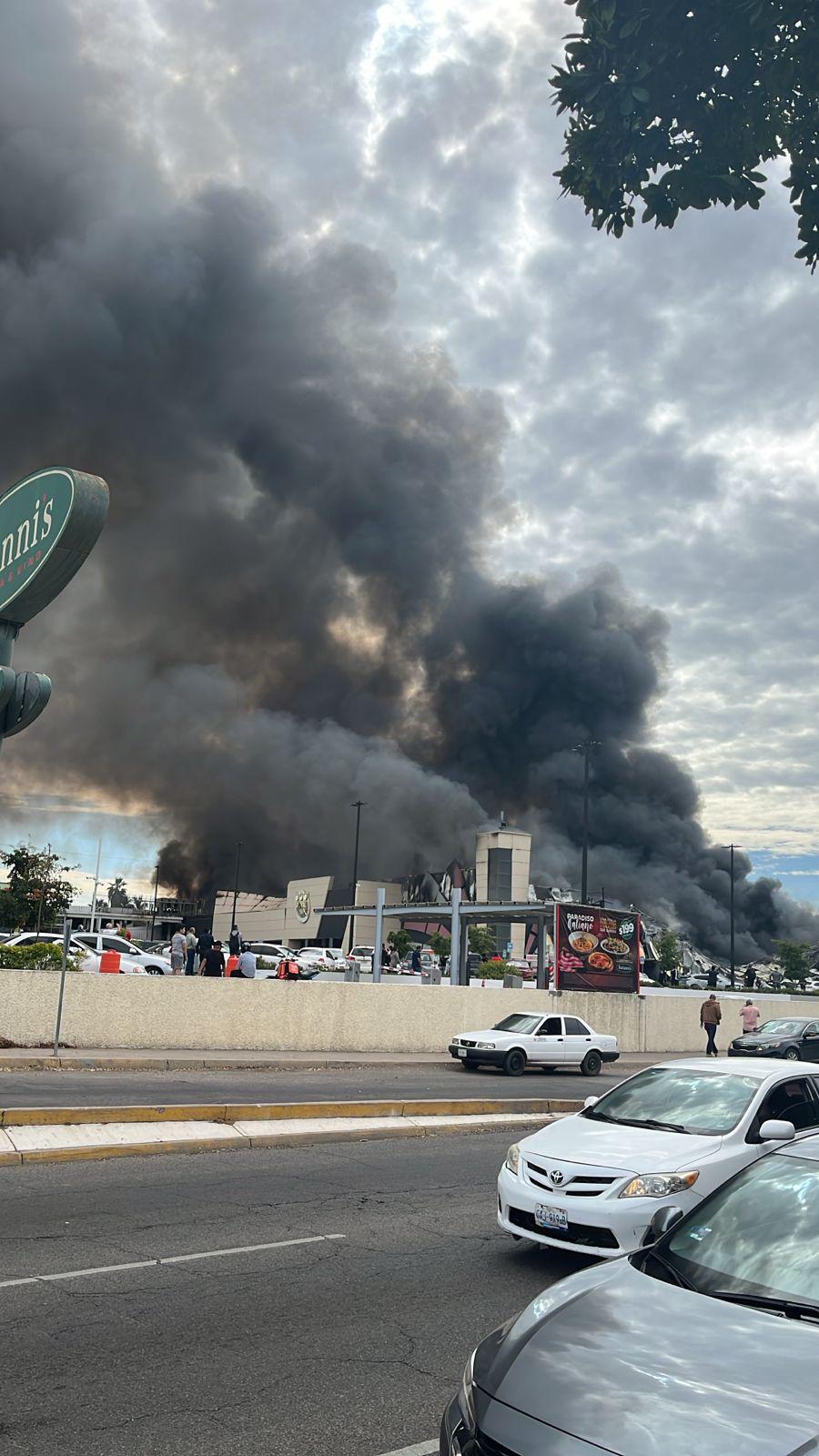 $!Cortocircuito ocasiona incendio en negocios de plaza comercial de Culiacán