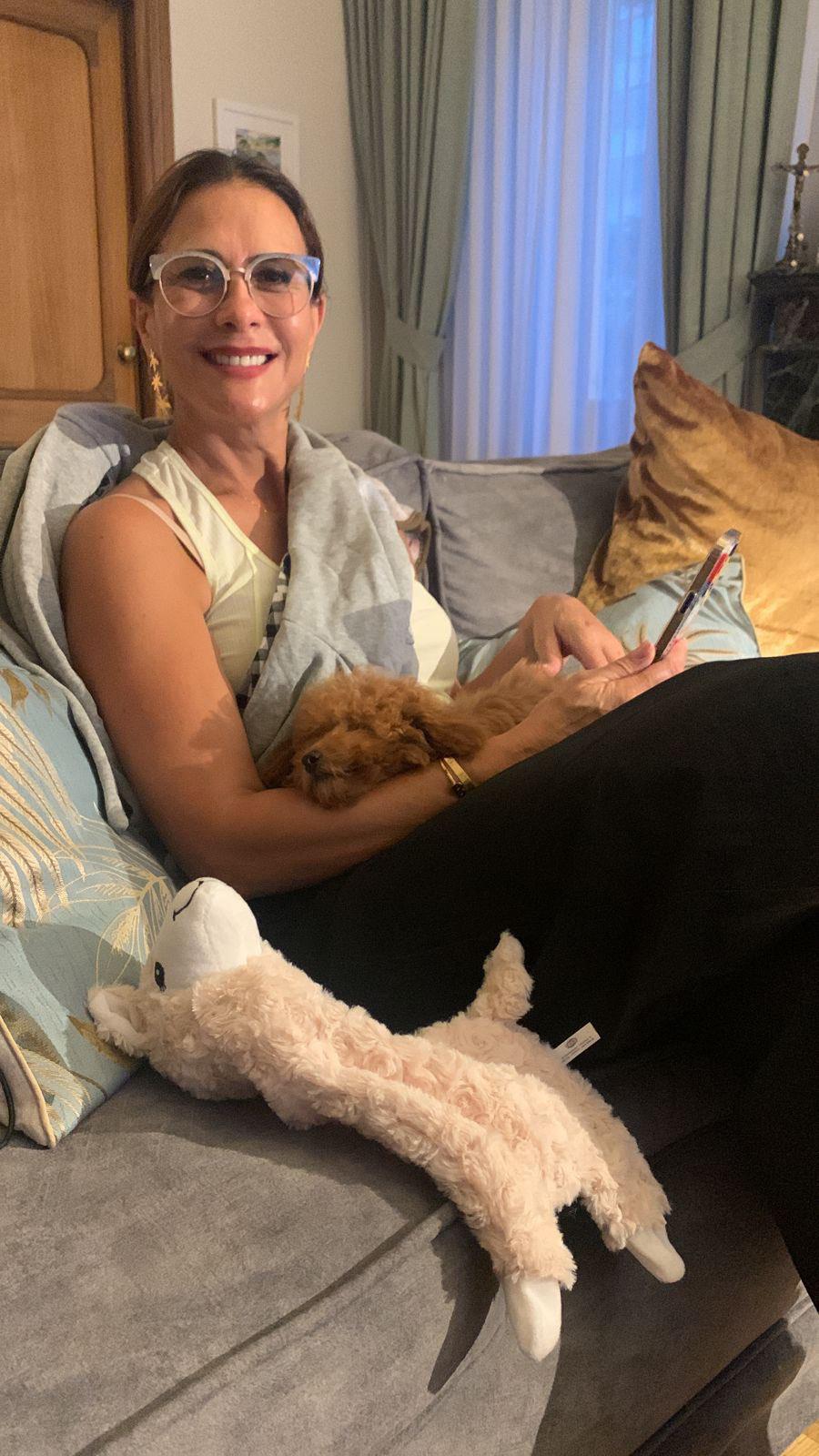 $!Rosy quien sostiene en sus brazos a la nueva integrante de la familia Ordaz Fuentes, que es una linda perrita que lleva por nombre Indiana.