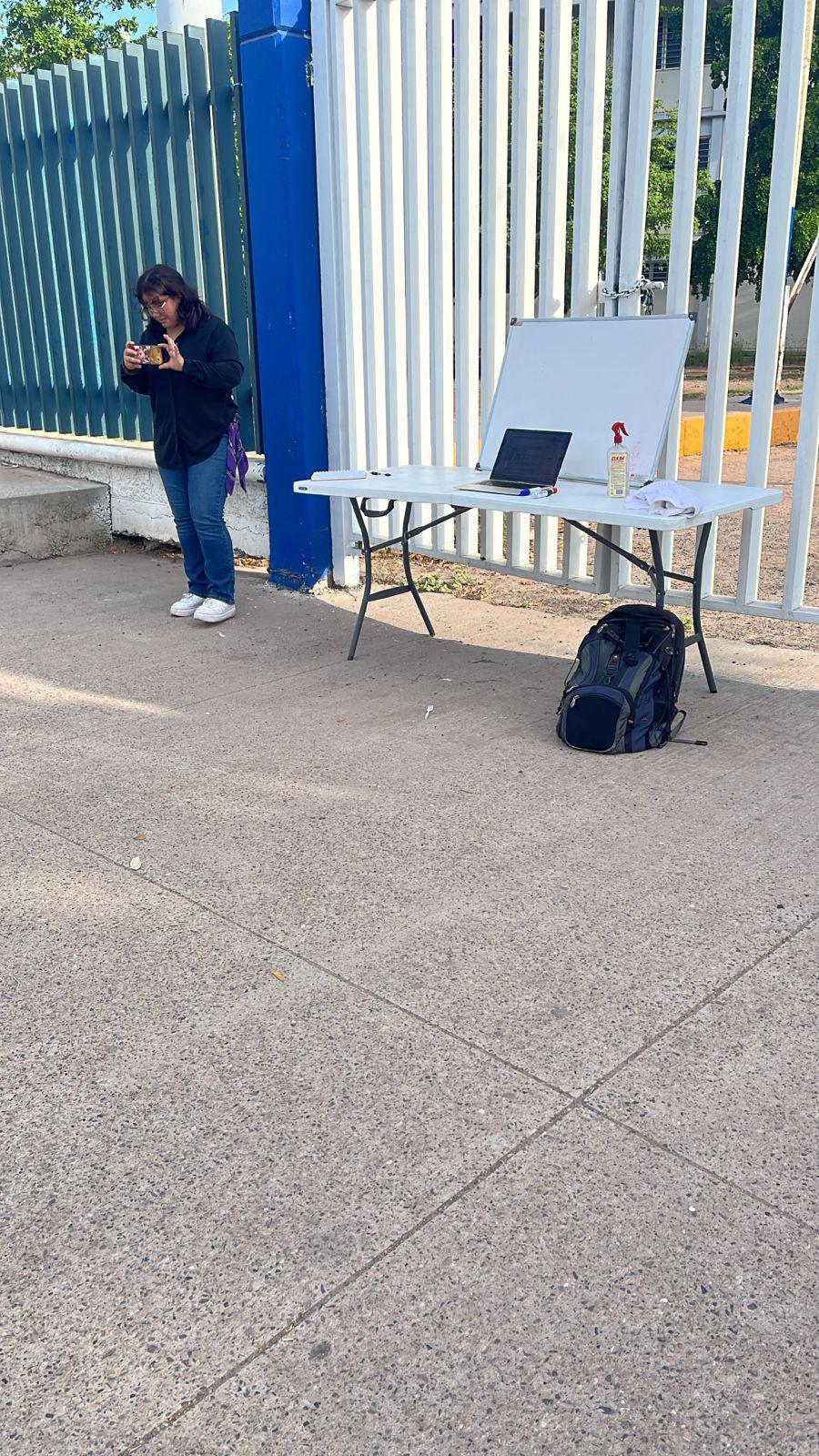 $!Profesor de la UAS en Los Mochis intenta dar clases y amenazan con despedirlo