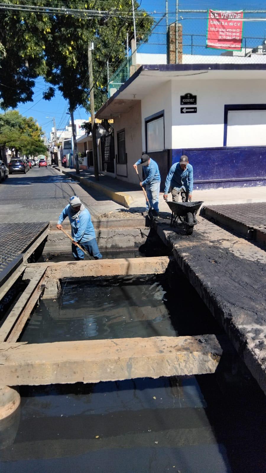 $!Realizan trabajadores de Obras Públicas limpieza en rejillas de colector pluvial Roosevelt
