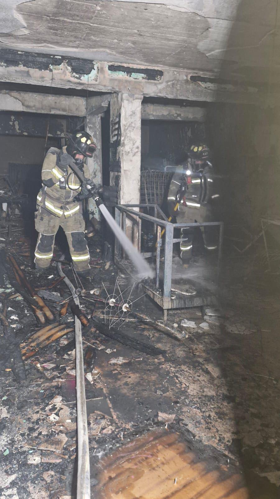 $!Incendio arrasa con tienda de artículos para fiestas en el Centro de Mazatlán