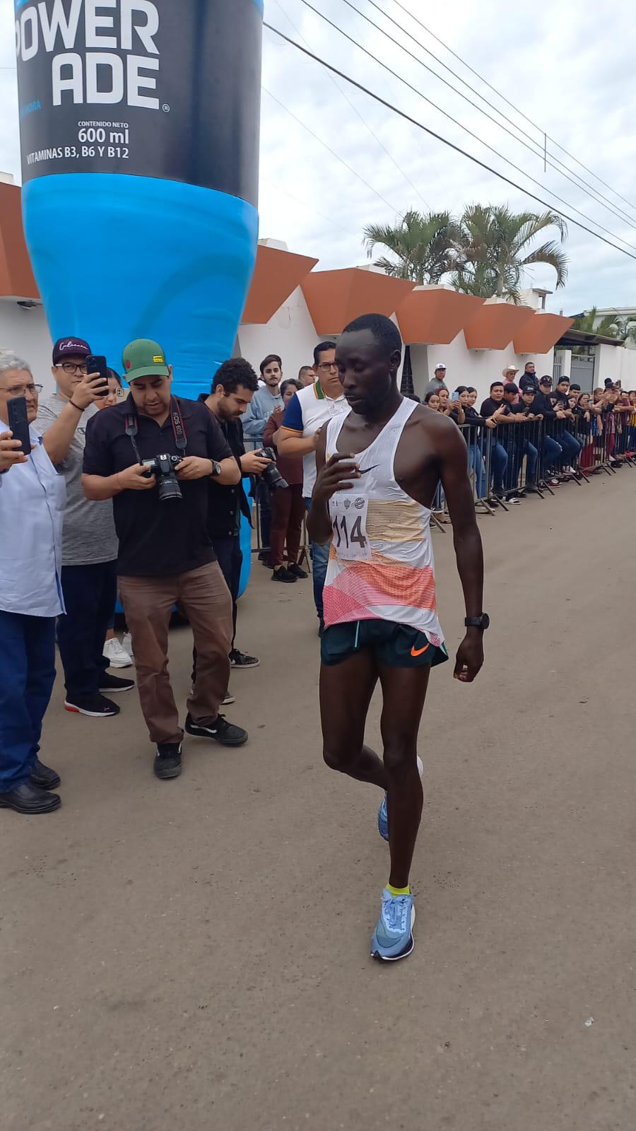 $!Mazatleca Norma Labrador anda desatada y ahora gana el Medio Maratón de la Candelaria en Quilá