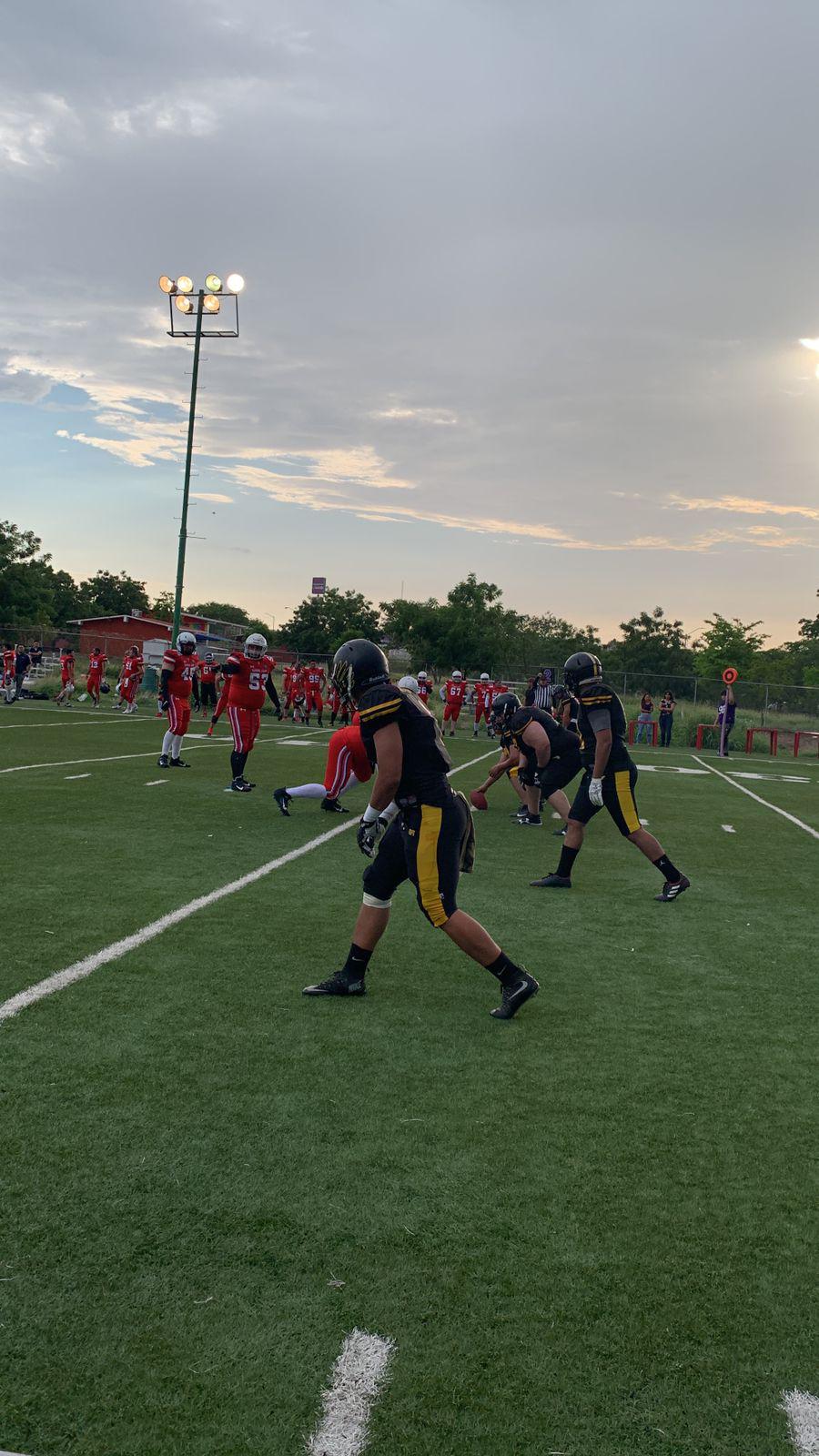 $!Halcones debuta con triunfo sobre el campeón en Torneo Máster de futbol americano