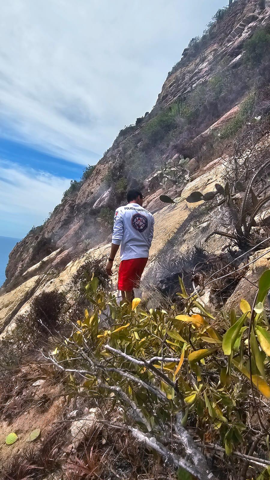$!Moviliza a Protección Civil y Bomberos incendio en la cima del cerro del Crestón en Mazatlán