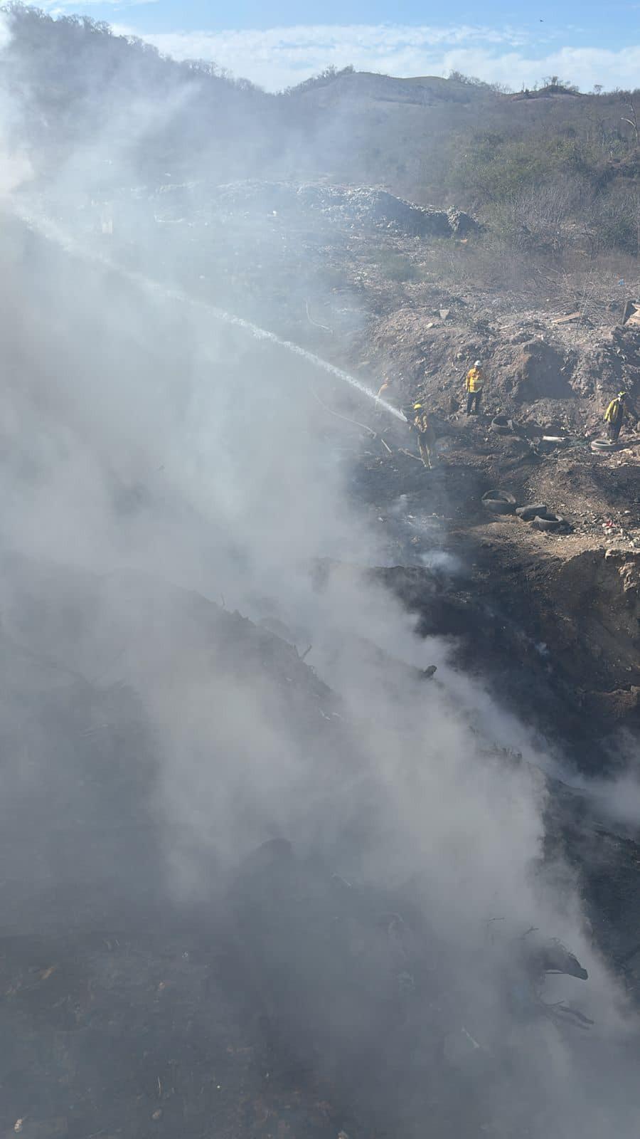$!Bomberos combaten un nuevo incendio en el Basurón Municipal de Mazatlán