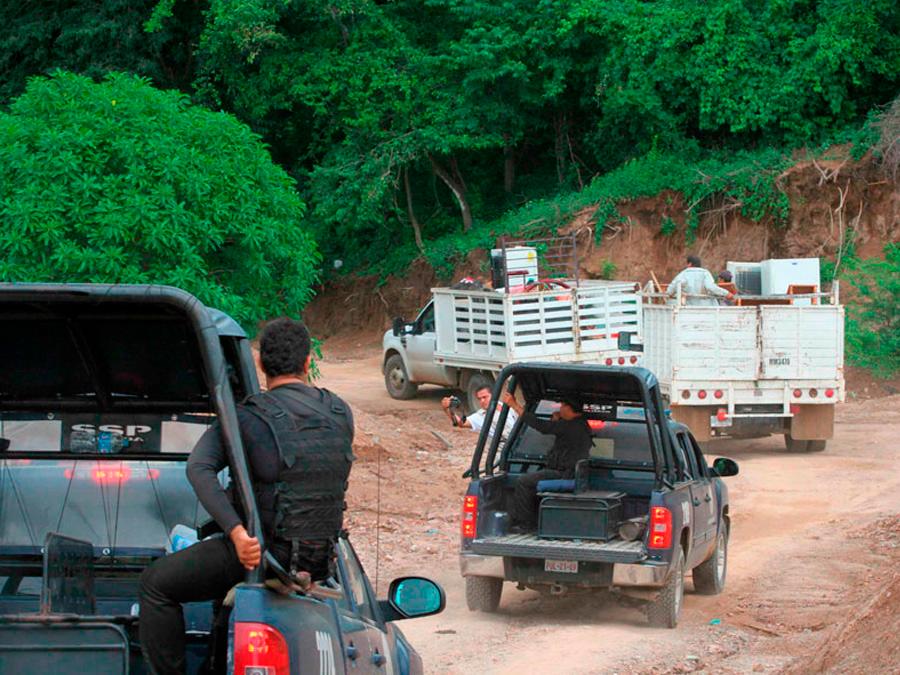 $!En julio de 2017, Chirimoyos y La Petaca se convirtieron en “pueblos fantasma” tras la incursión de grupos armados a la sierra del municipio de Concordia, hacia el sur de Sinaloa y colindancias con el estado de Durango. Tras amenazas de los grupos delictivos, cientos de personas huyeron dejando todo lo que tenían. Fotos: Archivo Noroeste.