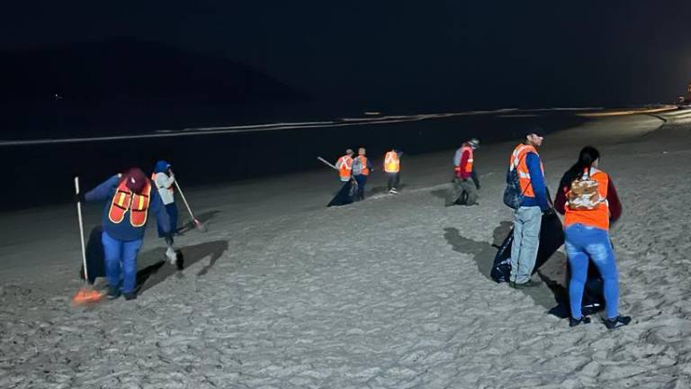 Personal de Servicios Públicos limpia de madrugada las playas de Mazatlán.