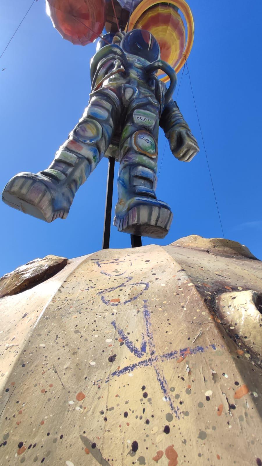 $!Grafitean monigote del astronauta de Carnaval