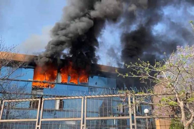 Normalistas de Ayotzinapa queman vehículos y oficinas de Gobierno de Guerrero en Chilpancingo
