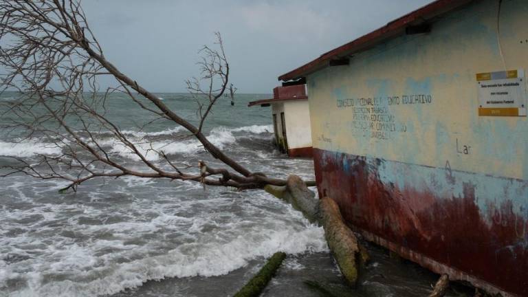 El aumento del nivel del mar, causado por la crisis climática, desplaza a miles de personas en América Latina.