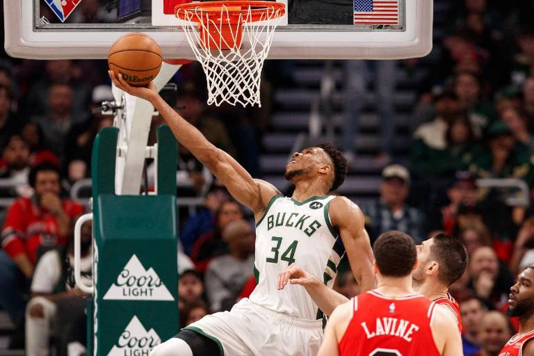 Giannis Antetokounmpo y Jrue Holiday aplastan a los Bulls