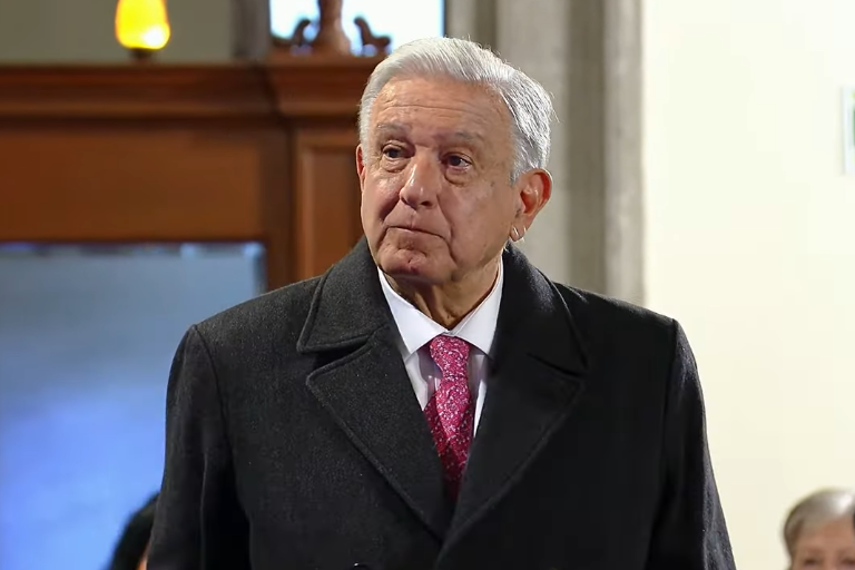 AMLO llora en su última ‘Mañanera’; ‘ahora sí, a La Chingada’, dice tras escuchar canción en su honor