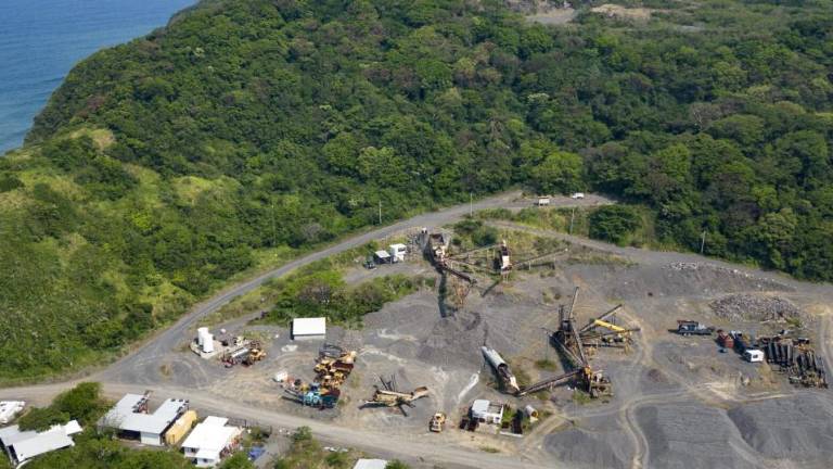 Extracción de balasto para el Tren Maya en el cerro de Balzapote, en la zona de amortiguamiento de la Reserva de la Biósfera Los Tuxtlas.