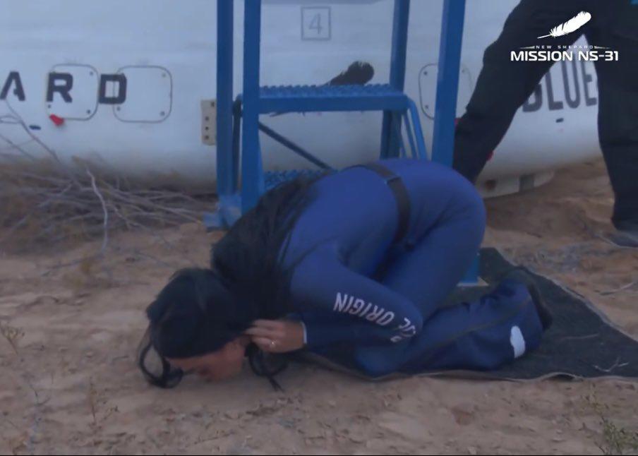 $!La cantante besó la tierra luego de estar unos minutos en el espacio.