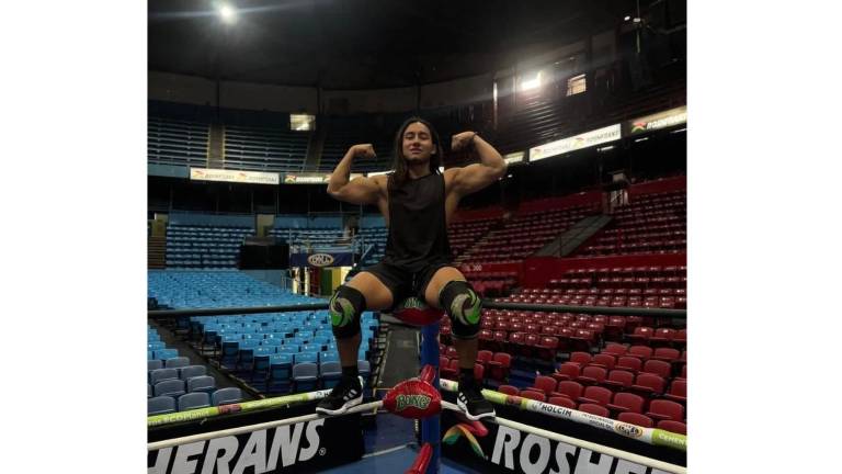 Furia Blanca Jr. posa en la Arena México.