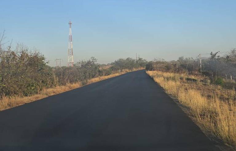 Denuncian vecinos que tras reencarpetado se olvidaron de trazar líneas en carretera México 15, a la altura de Rosario