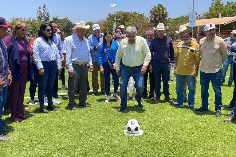 El Gobernador Rubén Rocha Moya inaugura cancha de futbol en La Reforma