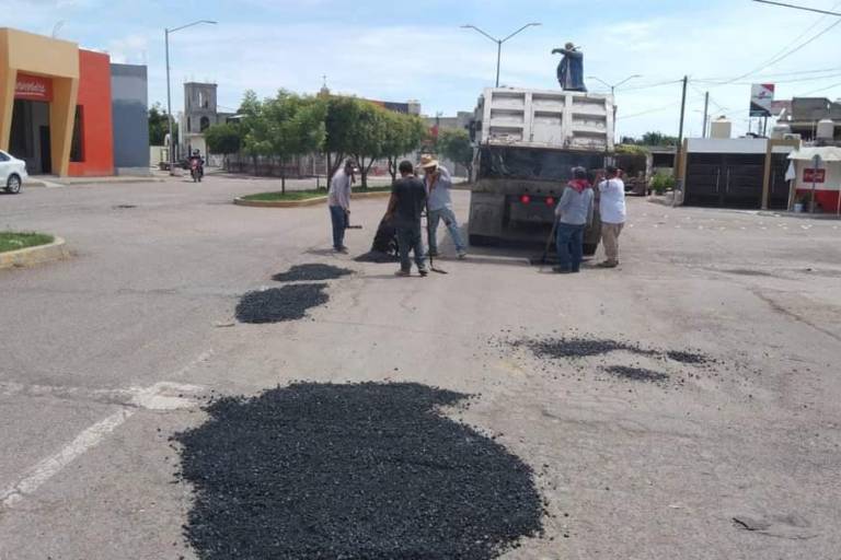 Retoman labores de bacheo en las vialidades de Escuinapa