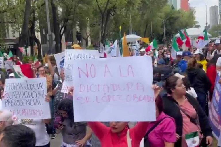 Miles de personas marchan a favor y en contra de la reforma judicial