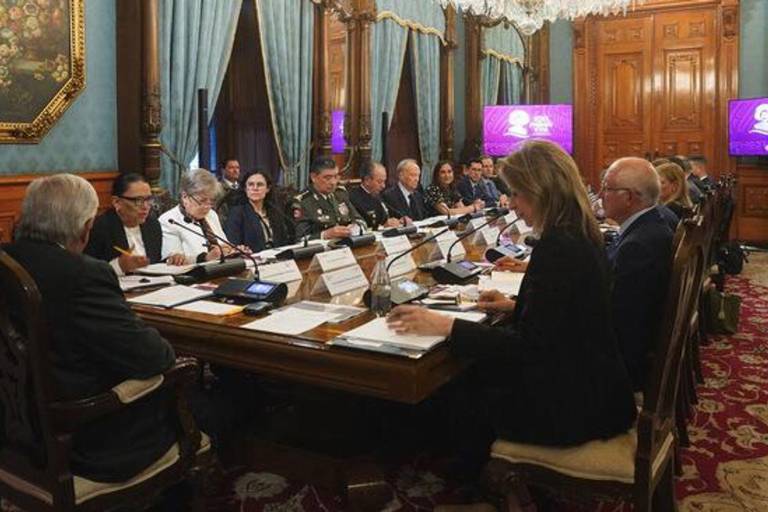 Patadas debajo de la mesa
