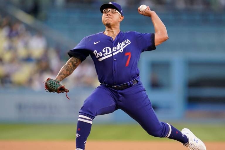 Julio Urías es víctima de un jonrón de Luis Urías, para cargar con el descalabro por los Dodgers