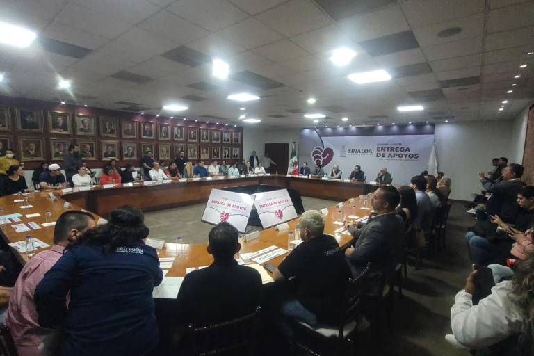 Gobierno de Sinaloa entrega apoyos económicos y microcréditos a eventistas y emprendedores de Culiacán