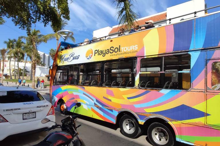 ‘Liberan’ banquetas y prohíben estacionarse en Avenida Playa Gaviotas, en Mazatlán; operativo genera conflictos con taxistas