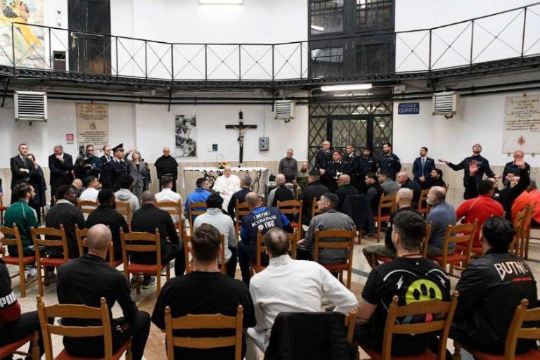 El Papa Francisco se reúne con 70 detenidos en la prisión romana de Regina Coeli por Jueves Santo