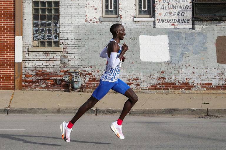 Muere en accidente poseedor del récord mundial de maratón