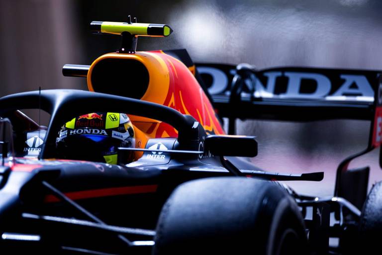 Checo Pérez tiene extraño incidente en su primera práctica con Red Bull