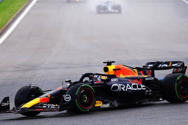 Checo abandona Sprint de Bélgica tras roce con Hamilton