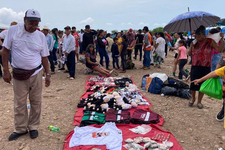 La ‘pejemanía’ se apodera de El Rosario con libros, peluches, llaveros y demás productos alusivos a AMLO