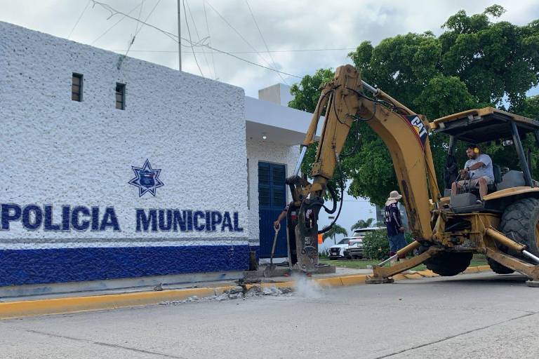 Cierran carril de la Avenida Santa Rosa, de la caseta de policía hacia las vías del tren