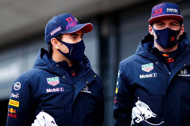 Checo Pérez acepta oferta de Bahrein para vacunarse contra el coronavirus