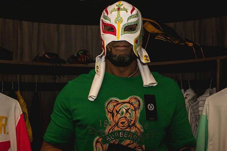 Padres lucen máscaras de lucha libre, cortesía de Rey Mysterio
