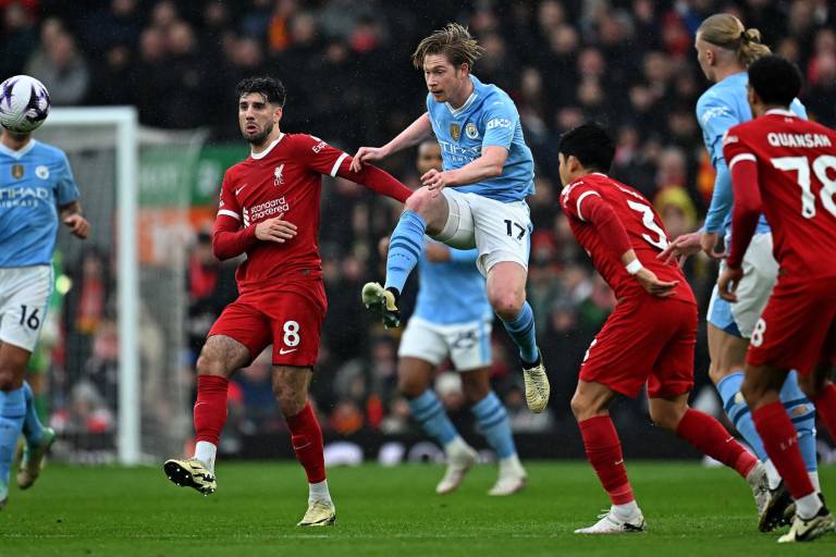El Liverpool y el Manchster City dejan líder al Arsenal