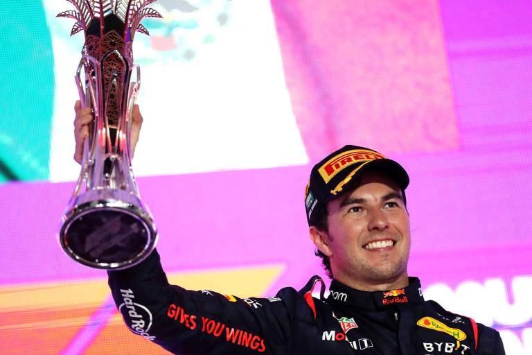 Checo detalla el final ‘intenso’ después de contener a Verstappen