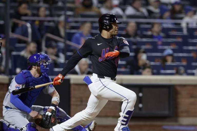 Mets disparan 4 jonrones para apoyar a Holmes en victoria contra Cachorros