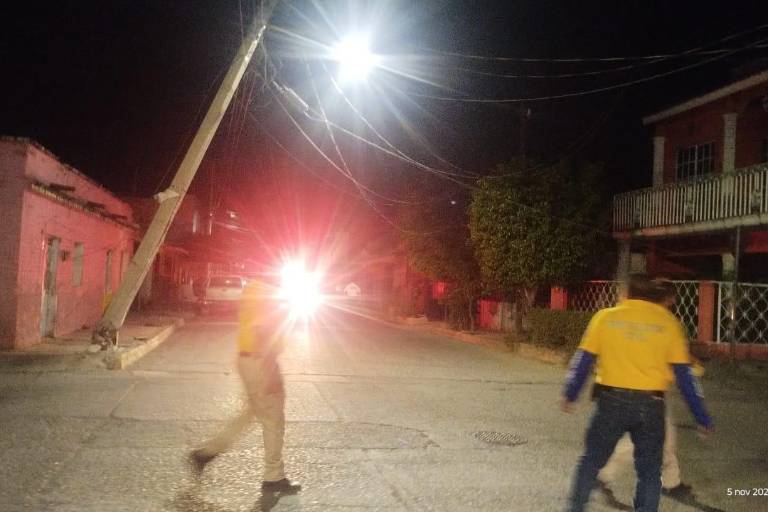 Cierran circulación de tres calles de Escuinapa por riesgo de poste de CFE a punto de colapsar