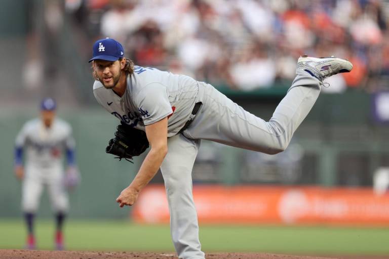 Kershaw se somete a una cirugía en el hombro; espera lanzar en 2024