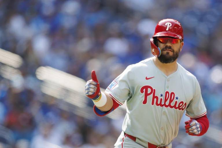 Filis barren a Azulejos con bambinazo récord de Schwarber