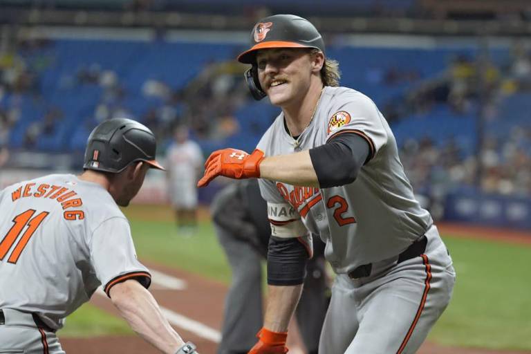Henderson y McCann la botan, y Orioles sella barrida de 4 juegos sobre Rays