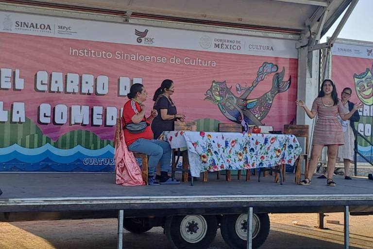 Disfrutan familias espectáculos con el Carro de la Comedia