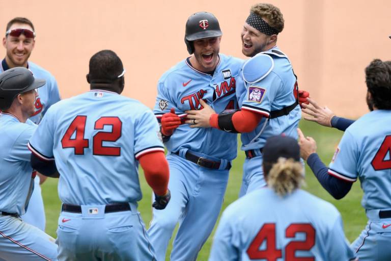 Minnesota frena escobas y racha de Boston