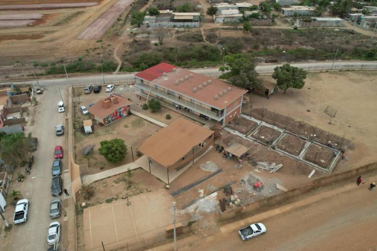 Dejarán aulas de cartón en Secundaria de Santa Teresa; construyen tres nuevos salones
