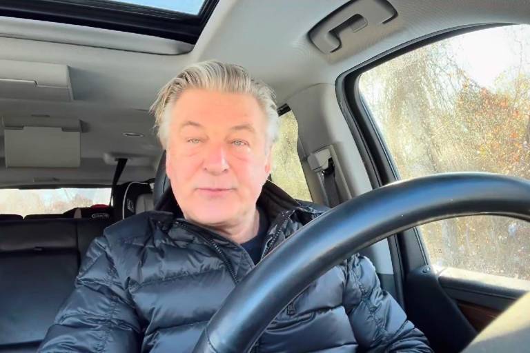 Alec Baldwin explica por qué no entregó su móvil a las autoridades que investigan el tiroteo fatal en el rodaje de ‘Rust’