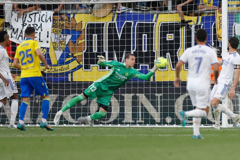 Real Madrid frena al Cádiz, que compromete su permanencia