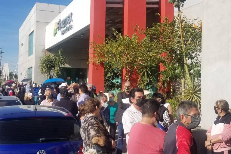 Se alarga un kilómetro fila de vacunación contra el Covid para adultos mayores en Culiacán