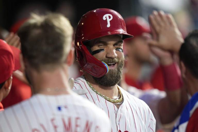 Bryce Harper conecta grand slam y los Filis apabullan a los Azulejos